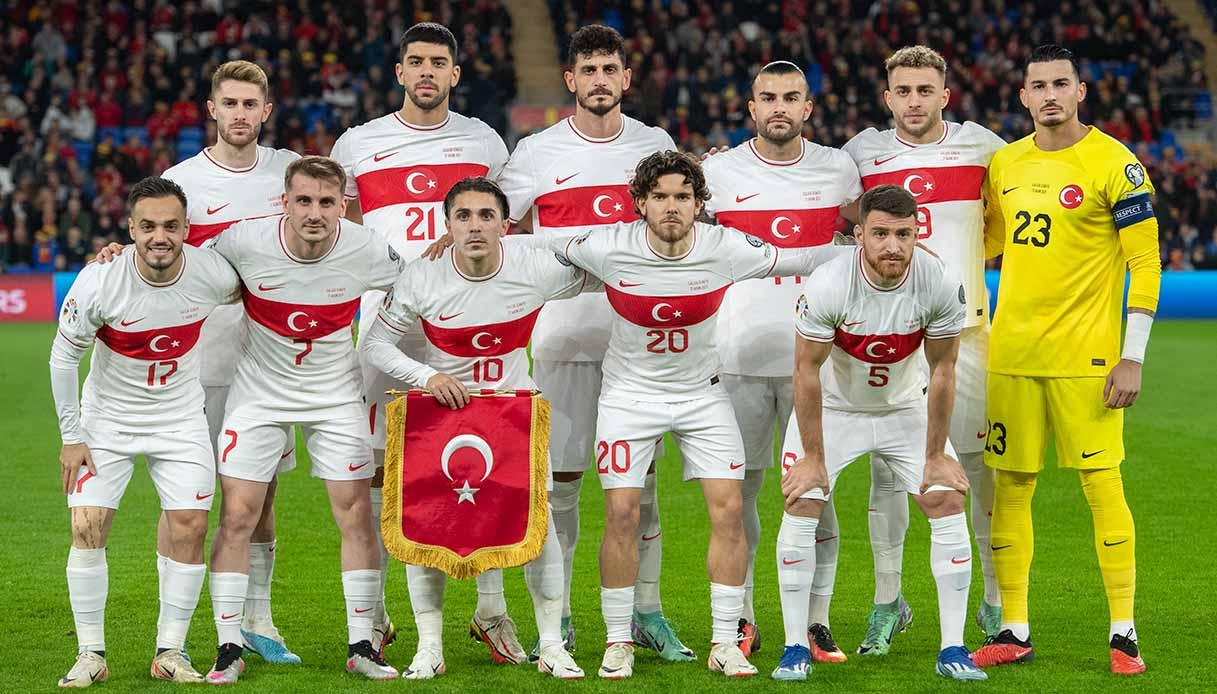 Il calcio in Turchia: passione viscerale e stadi incandescenti.